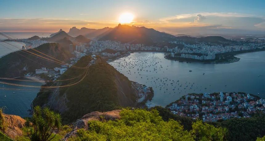 Vista de una ciudad costera brasileña desde las colinas