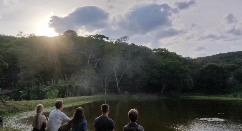 Familias junto al lago del dominio