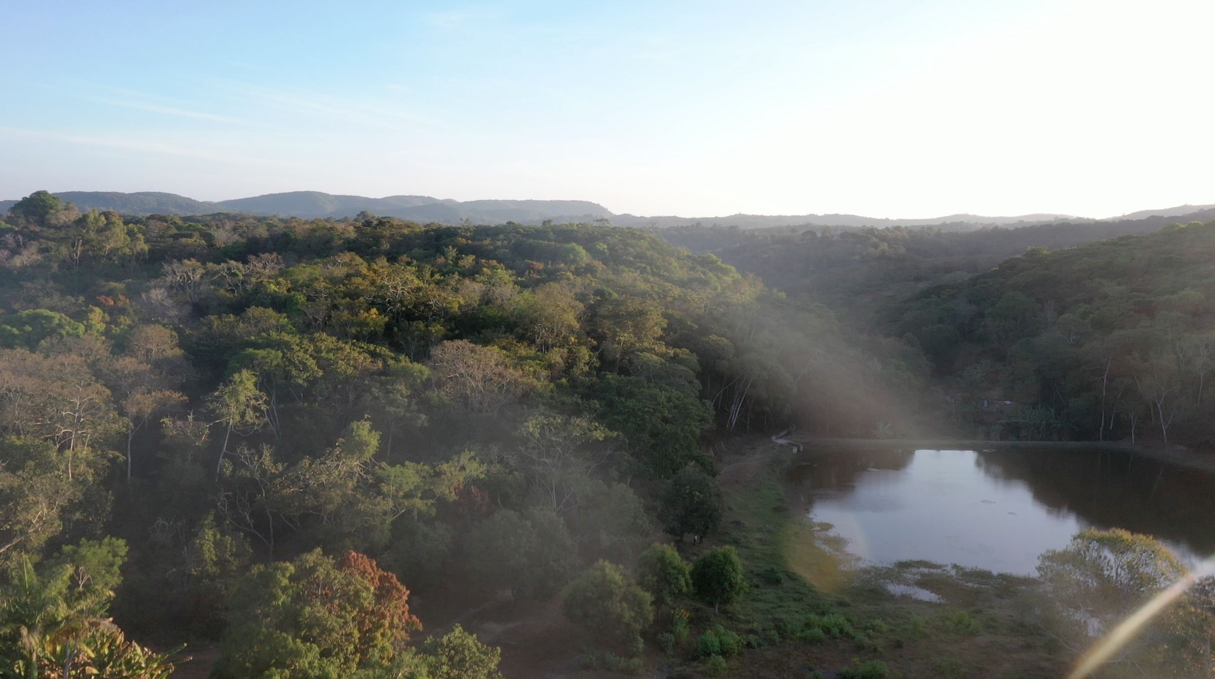 Vista aérea del dominio de 35 hectáreas con bosque, terreno abierto y lago